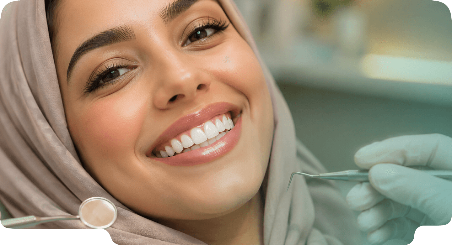 مريضة مبتسمة أثناء فحص أسنان في عيادات ديفا دينت